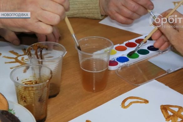 Поставлять свої картини на видне місце. У Новогродівці поважні панянки малювали кавою