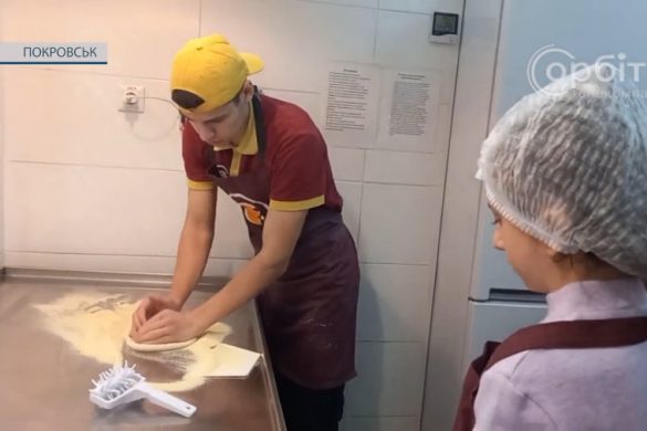 Для покровських школярів проводять майстер-класи з приготування піци