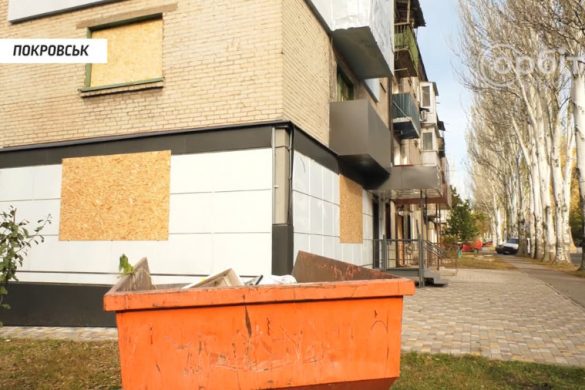 Забивають вікна та латають покрівлі. Покровськ оговтується після обстрілу 13 жовтня