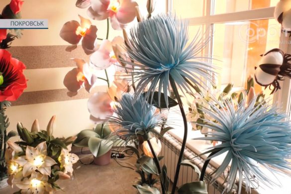 Дизайнерські світильники у вигляді квітів-гігантів: відкрилася виставка Юлії Якименко