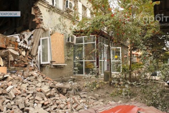 1 людина загинула, 13 - поранено. По середмістю Покровська ворог вдарив двома ракетами