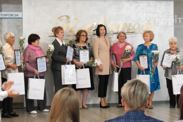 Премія «Життєлюб» і демонстрація талантів. У Покровську привітали літніх людей