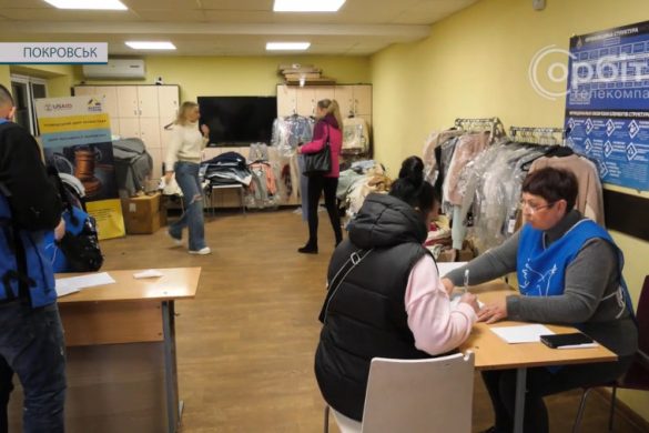 Светри, джинси та футболки. ГО «Проліска» завезла у громаду півтисячі одиниць одягу