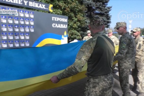 Меморіальний стенд та подяки воїнам. У Добропіллі відзначили День захисників та захисниць