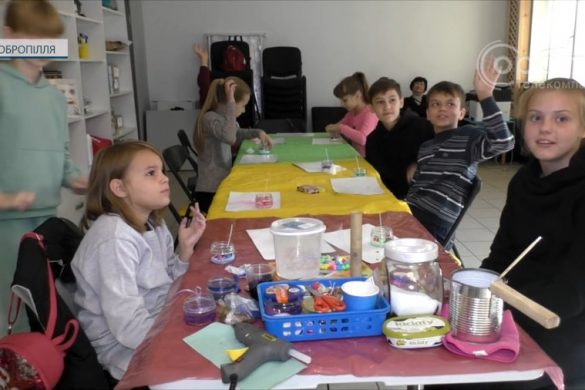 Доречно та корисно: добропільським дітям провели майстер-клас із виготовлення свічок