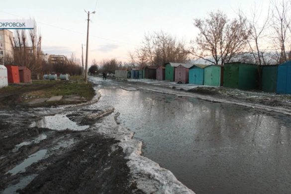 Величезна вибоїна на дорозі у м-ні «Сонячний» скоригувала маршрути автотранспорту