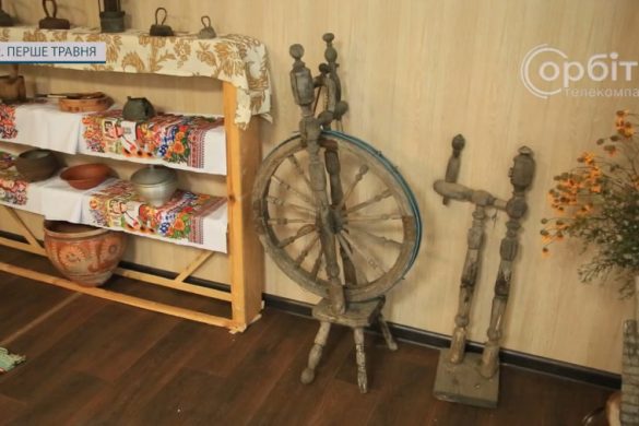 До Дня майстрів народного мистецтва: у с. Перше Травня діє українська світлиця та виставка вишиванок