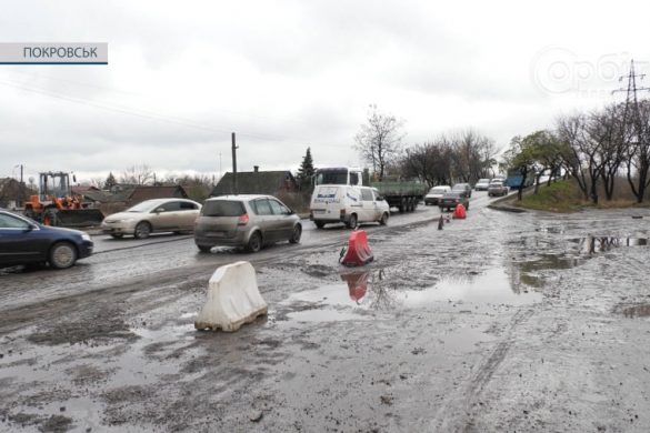 Знову затори на шляхопроводі «Східний»: ремонтна бригада працювала над асфальтуванням