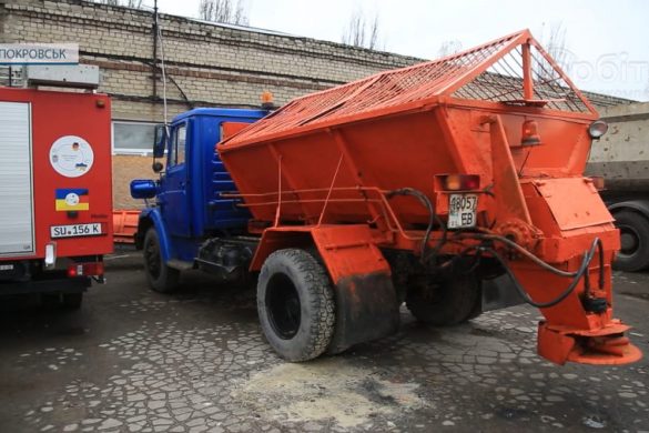 КП «БКП» в очікуванні ожеледиці: приводять до ладу спецтехніку та готують посипальну суміш