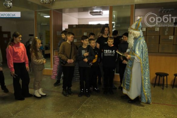 Смаколики до свят: школярам Покровської ТГ вручили солодощі від благодійників