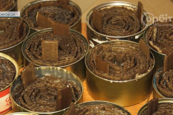 Гріють душу й тіло на передовій. Покровські волонтерки виготовляють окопні свічки