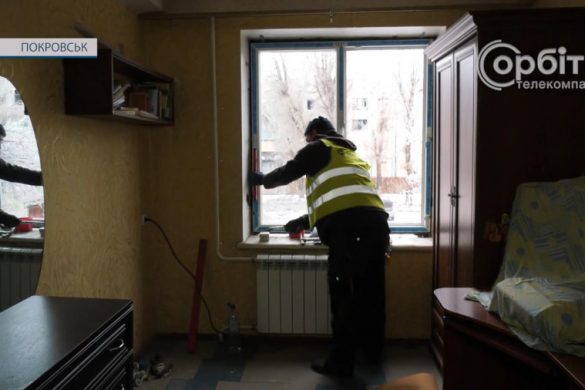 GEM допомагає замінювати вікна у пошкоджених обстрілами будинках