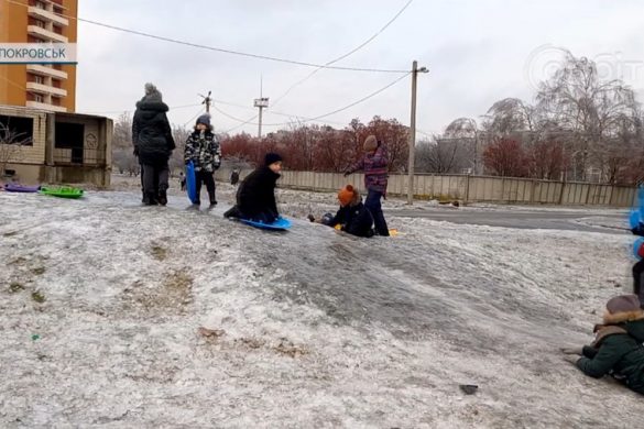 Встигли накататись. Як розважались маленькі покровчани у крижаному місті