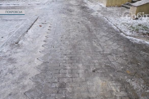 Нагадують справжню ковзанку: дороги та тротуари Покровська вкрились кригою