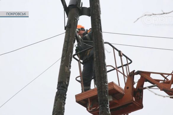 Погода знову знеструмлює Покровську громаду. Усувати наслідки допомагають енергетики з Одещини