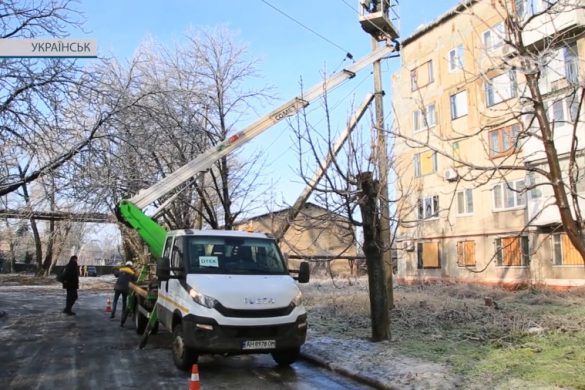 У місто Українськ працівники Покровського РЕМ намагаються повернути світло