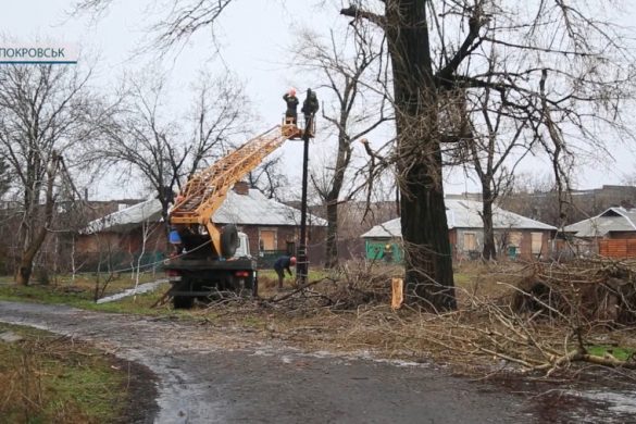 Відлига прийшла, але легше не стало. У Покровську усувають наслідки негоди