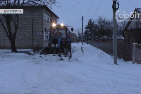 Техніки і людей вистачає. У Добропіллі комунальники ведуть боротьбу зі снігом
