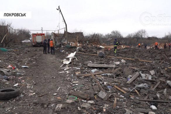 Загиблі діти і дорослі. У Покровську та с. Рівне більше доби триває розбір завалів