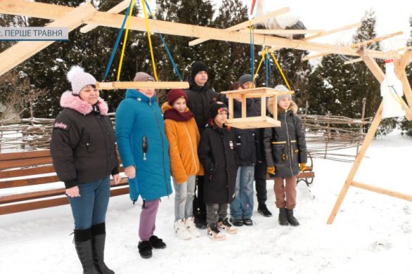 Їдальня для птахів. У с. Перше Травня облаштували майданчик для годівлі пернатих
