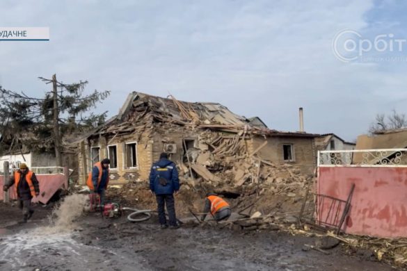 Від звуків битого скла прокинулось все селище. Ворожа ракета вдарила по Удачному