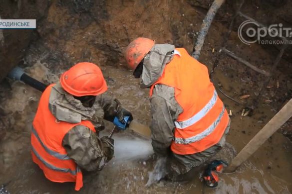 У мороз та по пояс в багнюці: працівники КП «Покровськводоканал» усувають порив у Родинському