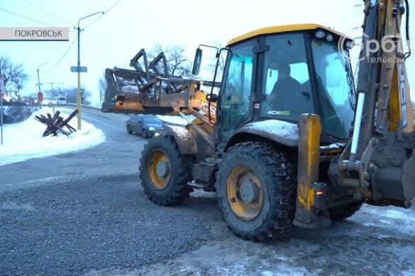 Завдання - утримувати автошляхи в проїзному стані. У Покровську наводять лад на дорогах