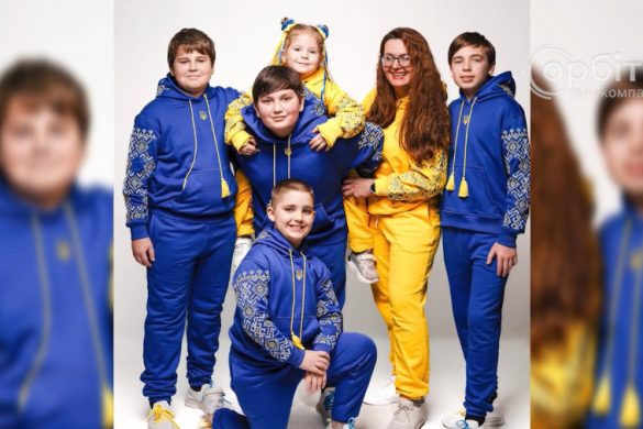 Покровська «Златиця» отримала від благодійників нові сценічні костюми