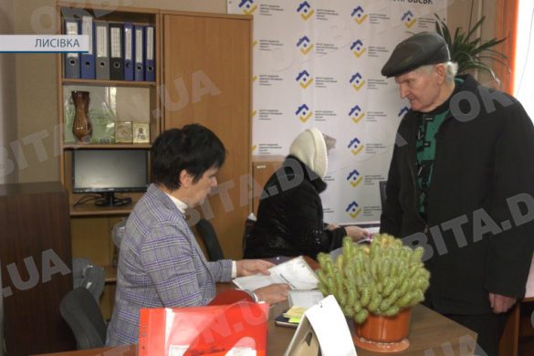 Допомагають навести лад у документах. Фахівчині Покровського ЦНАП працювали у Лисівці