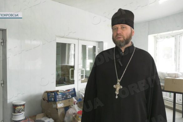Священнослужителі привезли гуманітарну допомогу у Покровський евакуаційний пункт
