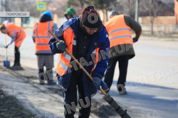 І після обстрілів, і після зими: комунальники працюють над чистотою Покровська