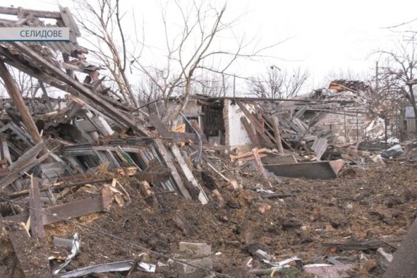Зруйновані домівки, зламані долі. Вночі росіяни обстріляли Селидове та Новогродівку
