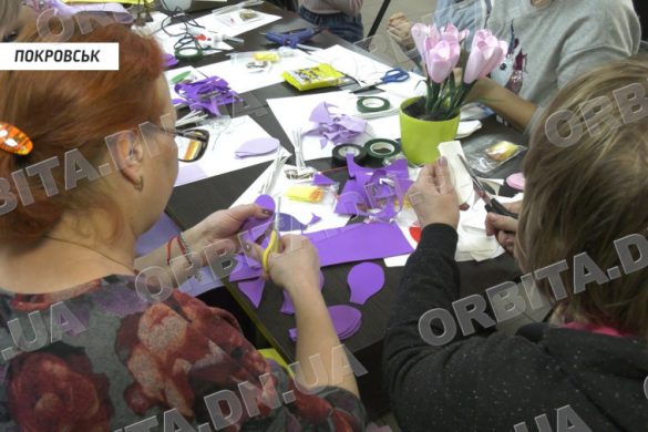 Поринули у світ краси і творчості. Юлія Якименко вчила виготовляти квіти-світильники