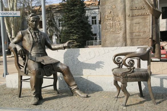 Прочитай вірш - отримай подарунок. До дня народження Т. Шевченка відбулась вулична акція