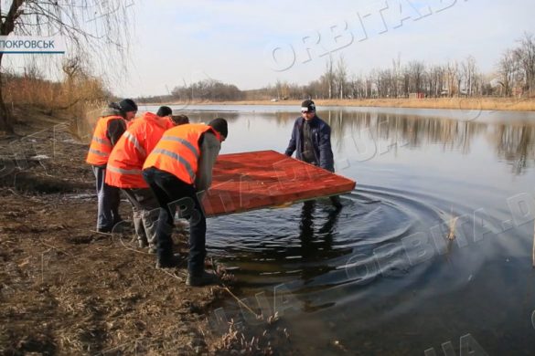 У парку «Ювілейний» спустили на воду пліт для качок