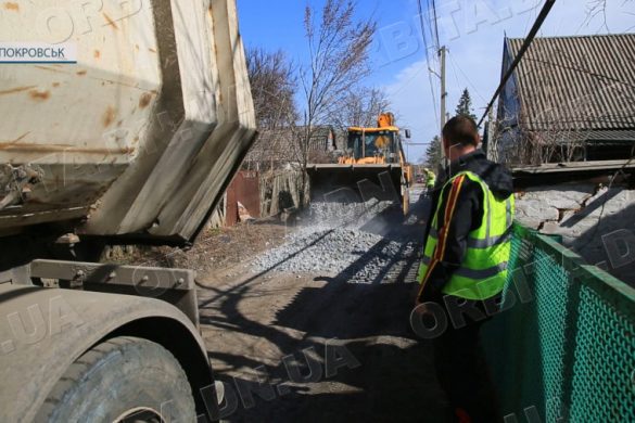 За заявками мешканців у Покровську проводиться відсипання доріг доменним шлаком