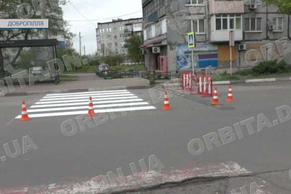 У Добропіллі комунальники взялись за оновлення дорожньої розмітки