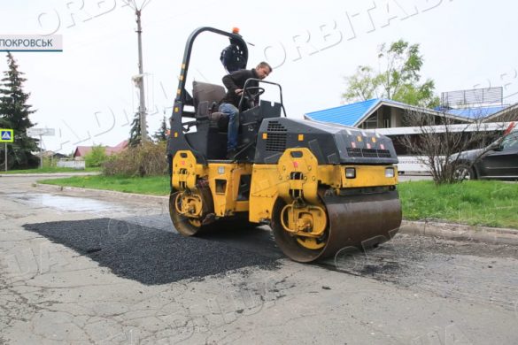 Почалося асфальтування: підрядник за гарантійним зобов’язанням ремонтує покровські дороги