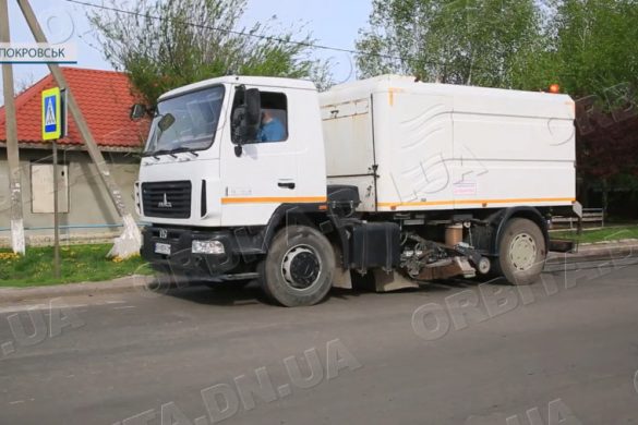 Спеціалізований автомобіль-пилосос виїхав на вулиці Покровська