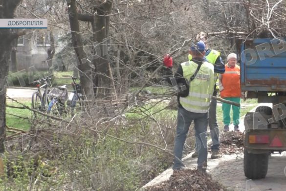 Обрізають гілля та прибирають сміття. У добропільських комунальників - весняні турботи