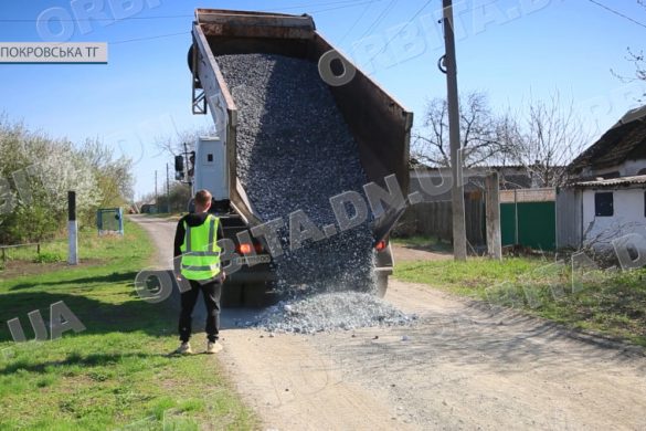 У Котлиному за заявками мешканців почалася відсипка доріг доменним шлаком