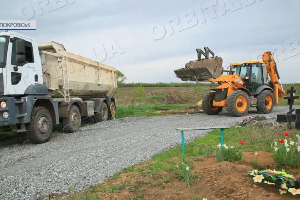 До поминальних днів комунальники наводять лад на кладовищах Покровської громади
