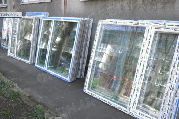 Надійшло більше 200 пластикових вікон: у Покровську триває відновлення після обстрілів