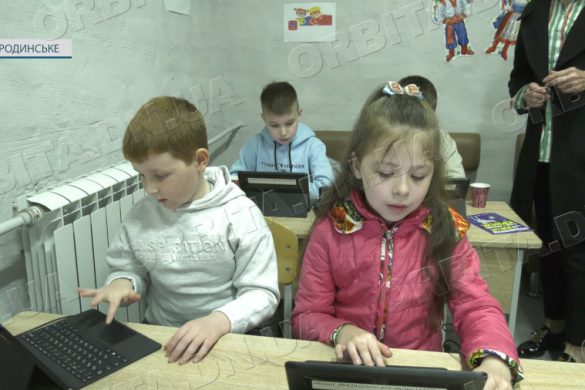 Мобільні класи для школярів громади. Родинські учні почали ознайомлення з новим додатком