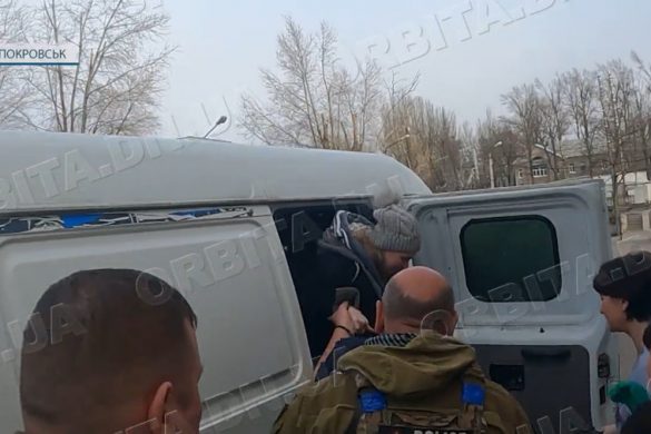 «Білі янголи» вивезли з-під обстрілів молоду жінку з переймами