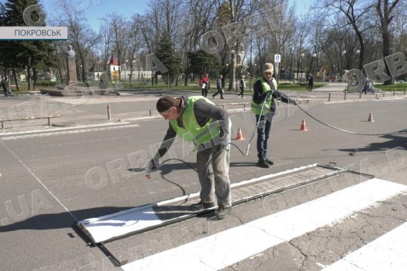 Весняні турботи КП «Покровськавто»: приводять до ладу автобусні зупинки, знаки та розмітку