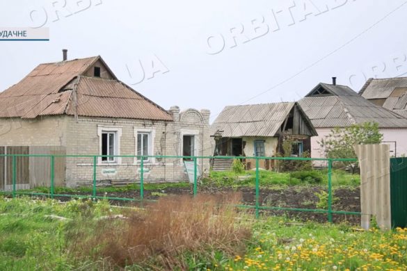 Прибирають наслідки обстрілу: 25 квітня росія атакувала Удачне