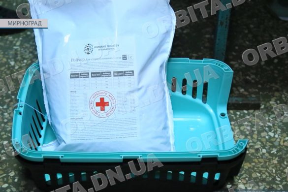 У Мирнограді волонтери Червоного Хреста України почали видачу допомоги для тварин