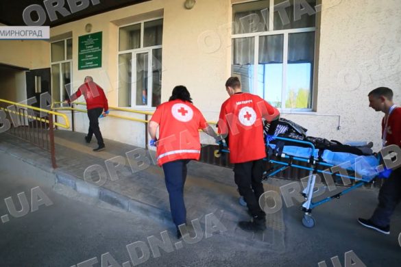 Перші на Донеччині. Волонтери мирноградського Червоного Хреста транспортують пацієнтів