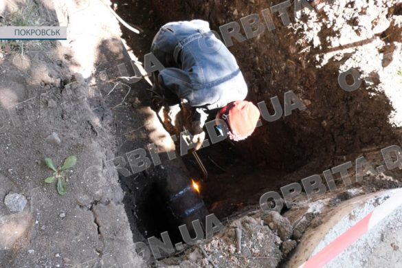 Замінять сотні метрів труб: працівники водоканалу трудяться на проспекті Шахтобудівельників